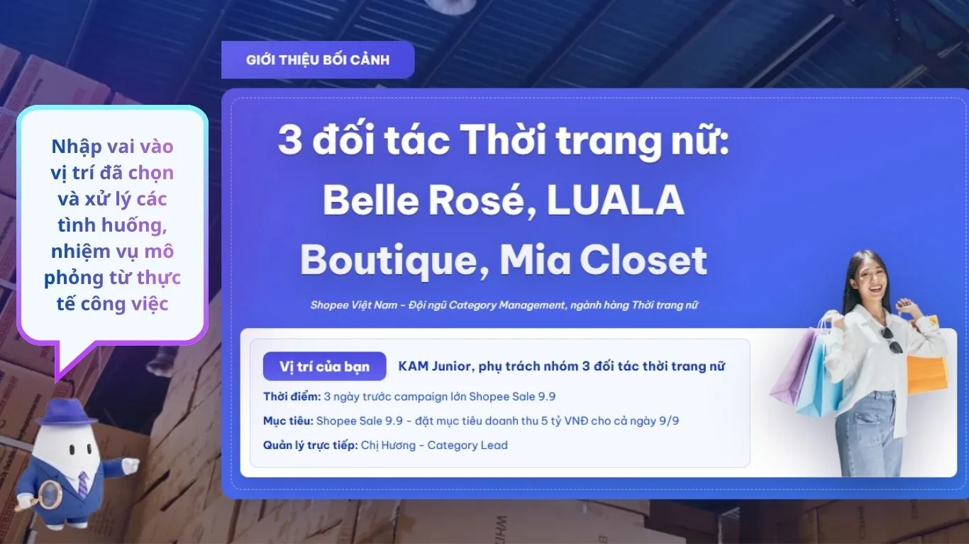 Bước 3 – Bắt đầu mô phỏng: màn giới thiệu bối cảnh, nêu vị trí bạn nhập vai, thời điểm, mục tiêu và người quản lý trực tiếp.
